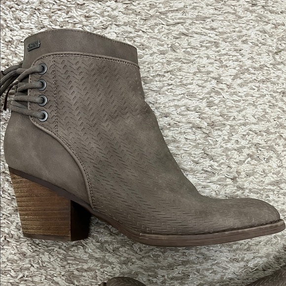 Roxy Devon Taupe Brown Textured Stacked Heel Ankle Booties - Size 9 - Picture 12 of 16